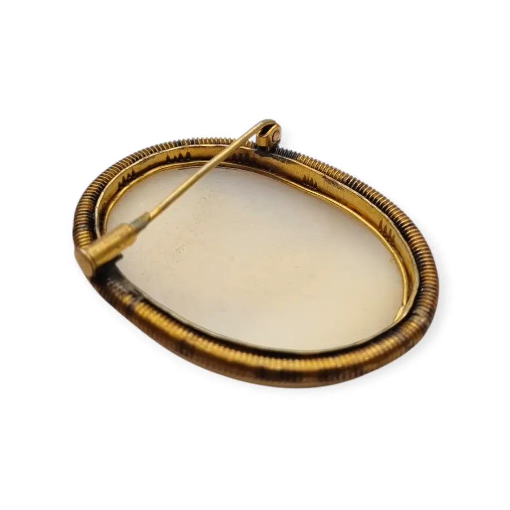 Camafeo antiguo en concha tallada con marco dorado broche ovalado circa 1950.