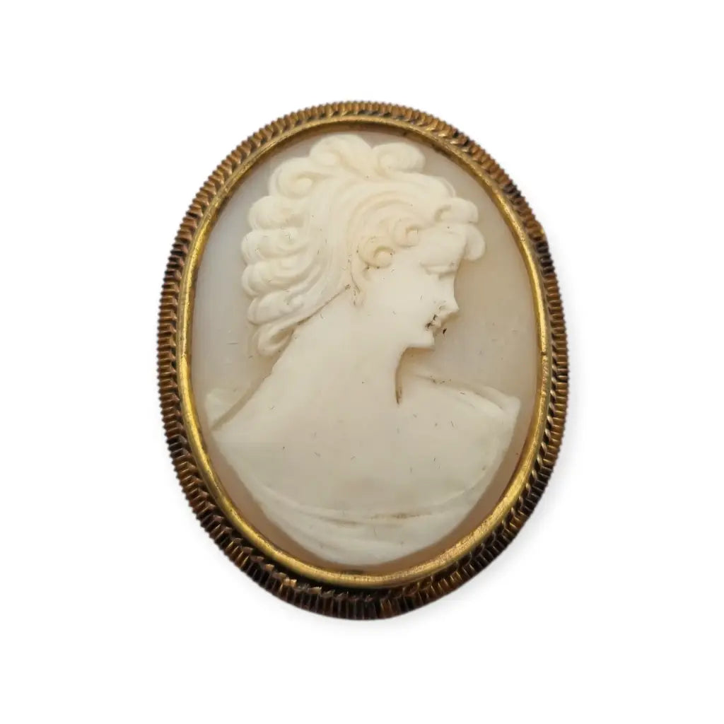 Camafeo antiguo en concha tallada con marco dorado broche ovalado circa 1950.