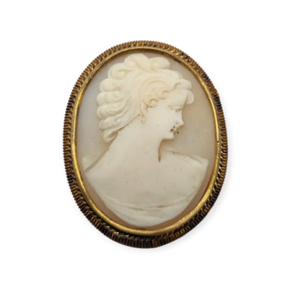 Camafeo antiguo en concha tallada con marco dorado broche ovalado circa 1950.