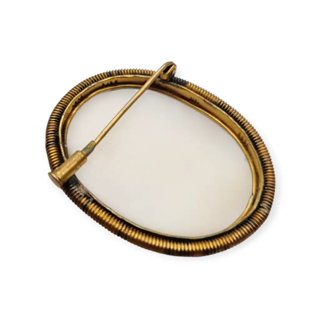 Camafeo antiguo en concha tallada con marco dorado broche ovalado circa 1950.