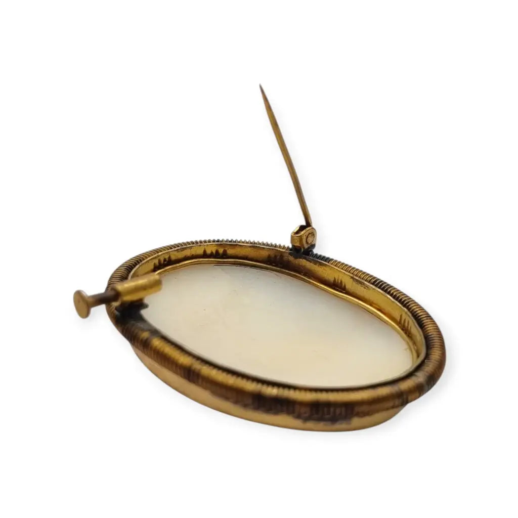 Camafeo antiguo en concha tallada con marco dorado broche ovalado circa 1950.