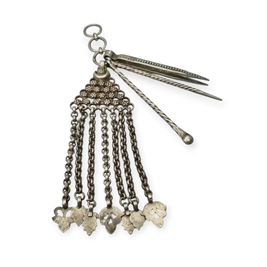 Chatelaine de plata étnica con herramientas rituales accesorios tabaco.