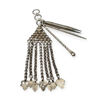 Chatelaine de plata étnica con herramientas rituales accesorios tabaco.