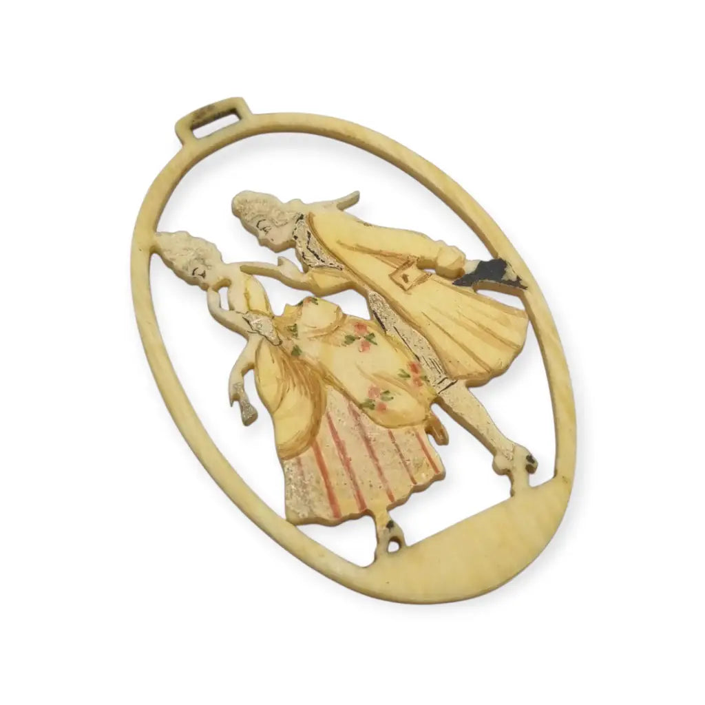 Colgante antiguo de celuloide tallado y pintado a mano con pareja romántica