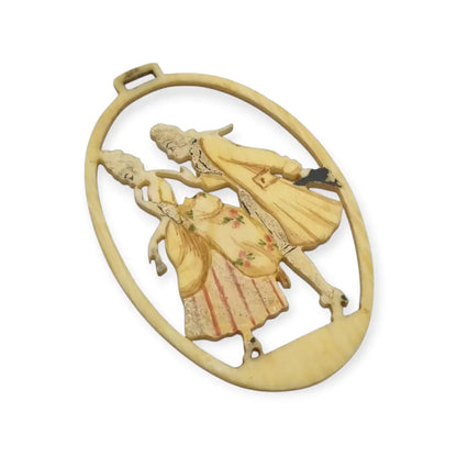Colgante antiguo de celuloide tallado y pintado a mano con pareja romántica