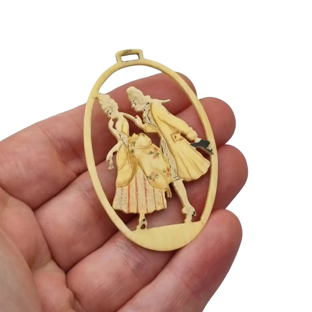 Colgante antiguo de celuloide tallado y pintado a mano con pareja romántica