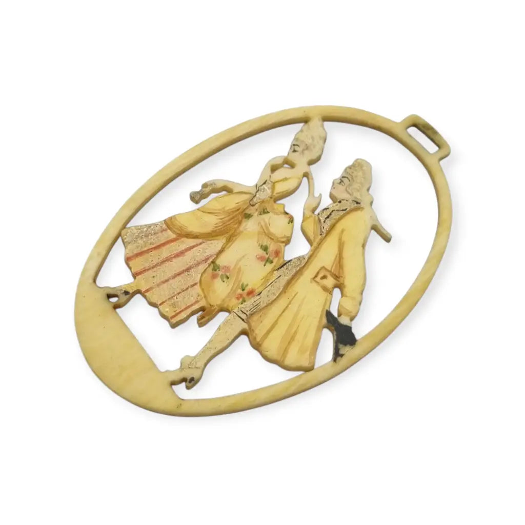 Colgante antiguo de celuloide tallado y pintado a mano con pareja romántica