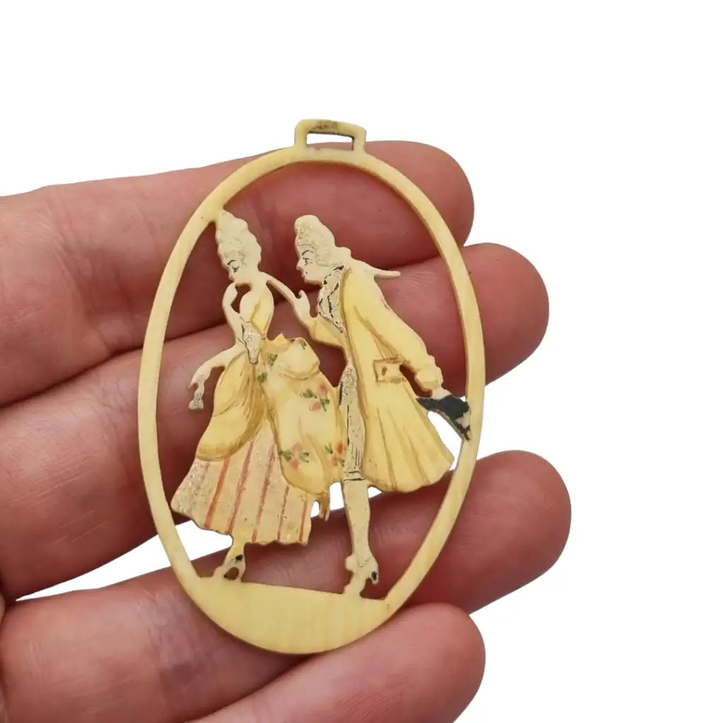 Colgante antiguo de celuloide tallado y pintado a mano con pareja romántica
