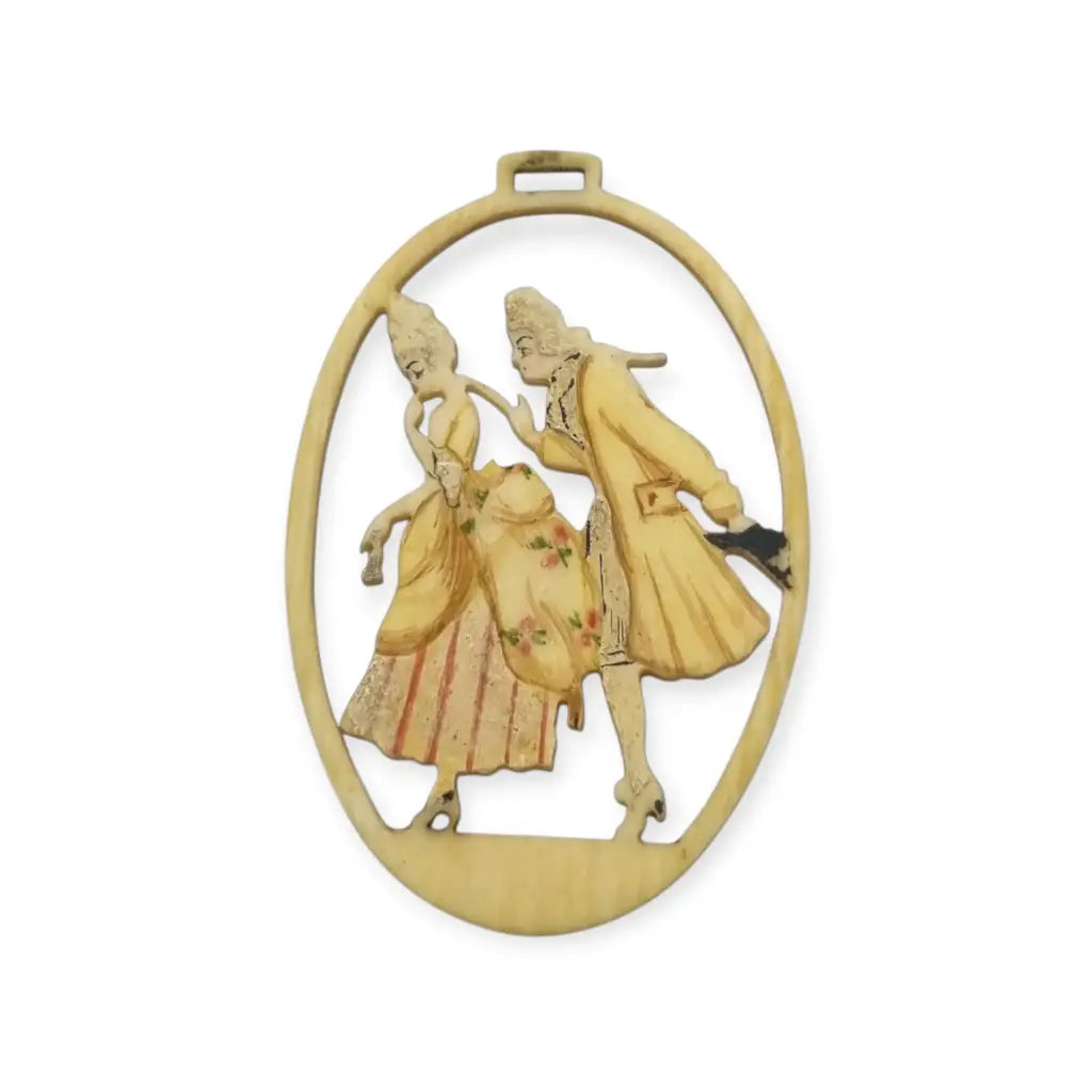 Colgante antiguo de celuloide tallado y pintado a mano con pareja romántica