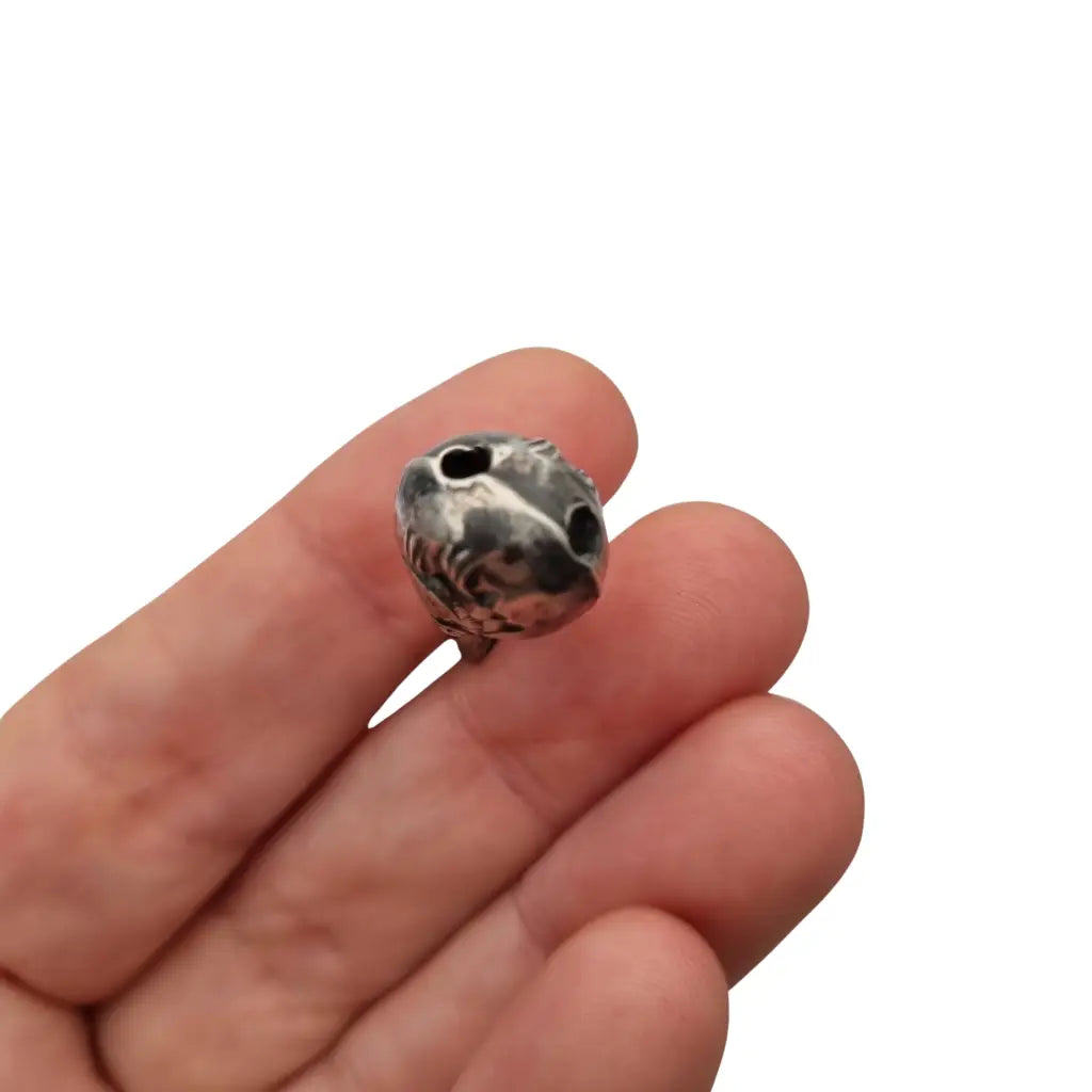 Colgante antiguo corazón en plata grabada niño con cordero y flor Sonajero Art