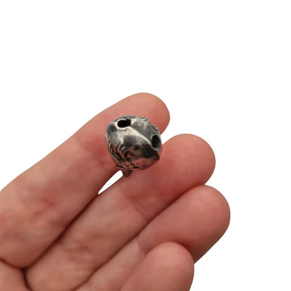 Colgante antiguo corazón en plata grabada niño con cordero y flor Sonajero Art