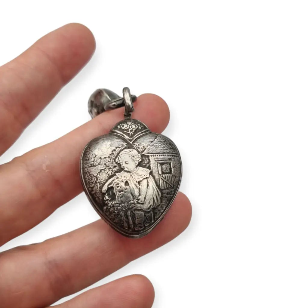 Colgante antiguo corazón en plata grabada niño con cordero y flor Sonajero Art