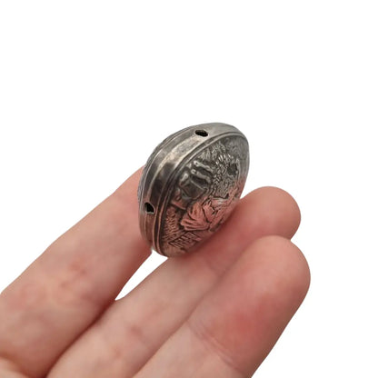 Colgante antiguo corazón en plata grabada niño con cordero y flor Sonajero Art