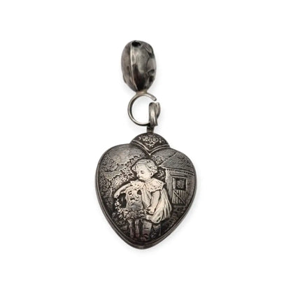 Colgante antiguo corazón en plata grabada niño con cordero y flor Sonajero Art