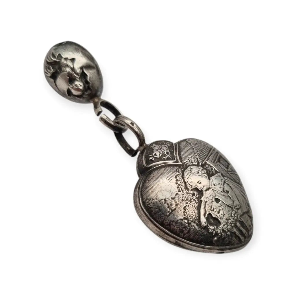 Colgante antiguo corazón en plata grabada niño con cordero y flor Sonajero Art