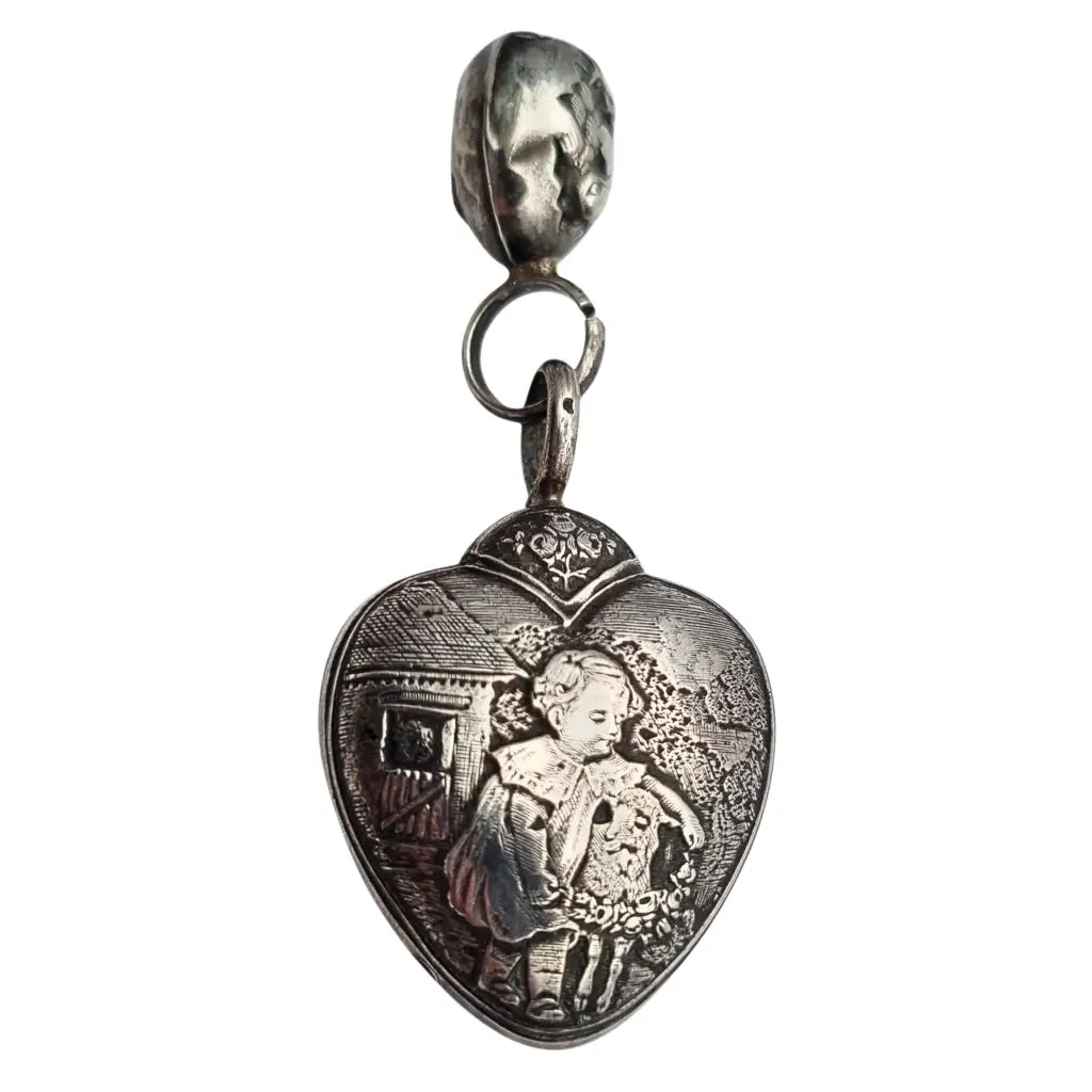 Colgante antiguo corazón en plata grabada niño con cordero y flor Sonajero Art