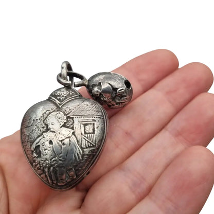 Colgante antiguo corazón en plata grabada niño con cordero y flor Sonajero Art