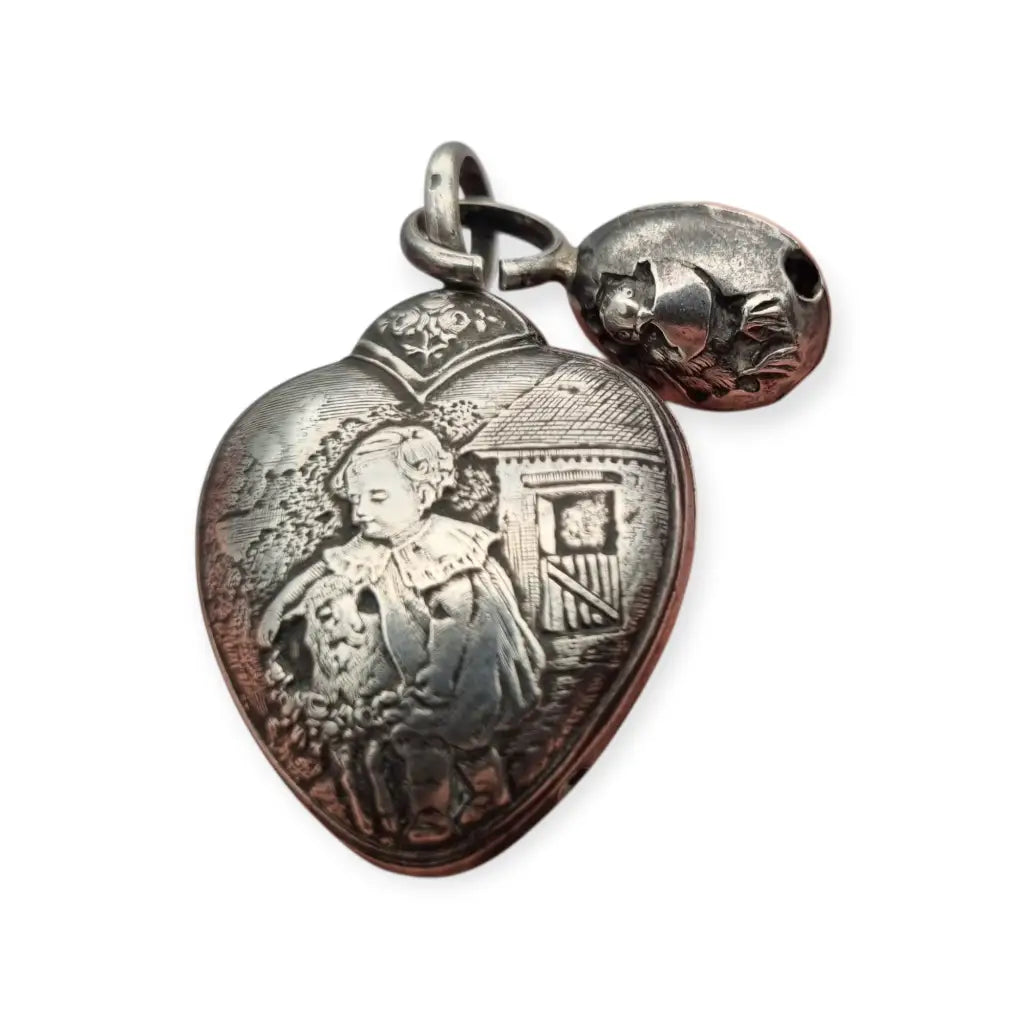 Colgante antiguo corazón en plata grabada niño con cordero y flor Sonajero Art