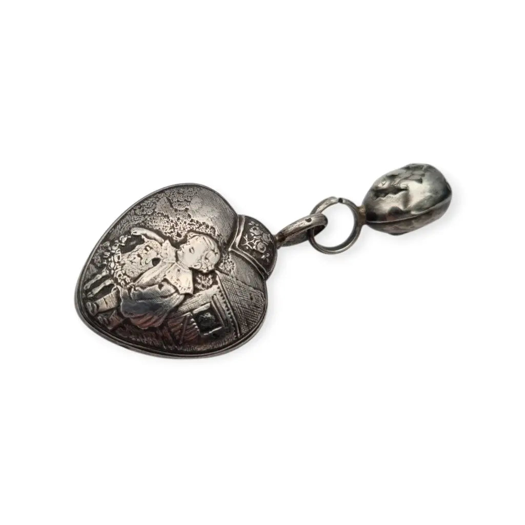 Colgante antiguo corazón en plata grabada niño con cordero y flor Sonajero Art