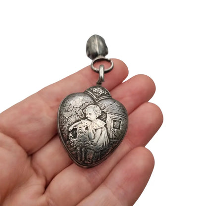 Colgante antiguo corazón en plata grabada niño con cordero y flor Sonajero Art