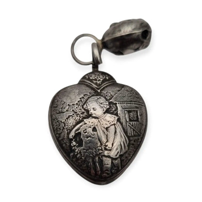 Colgante antiguo corazón en plata grabada niño con cordero y flor Sonajero Art