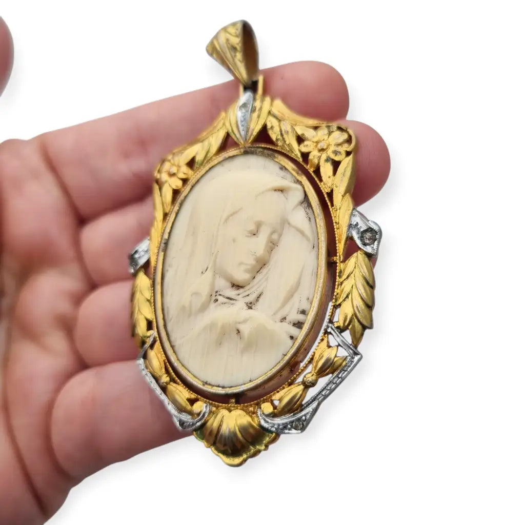 Colgante Art Nouveau de la Virgen década 1910 en celuloide y metal dorado
