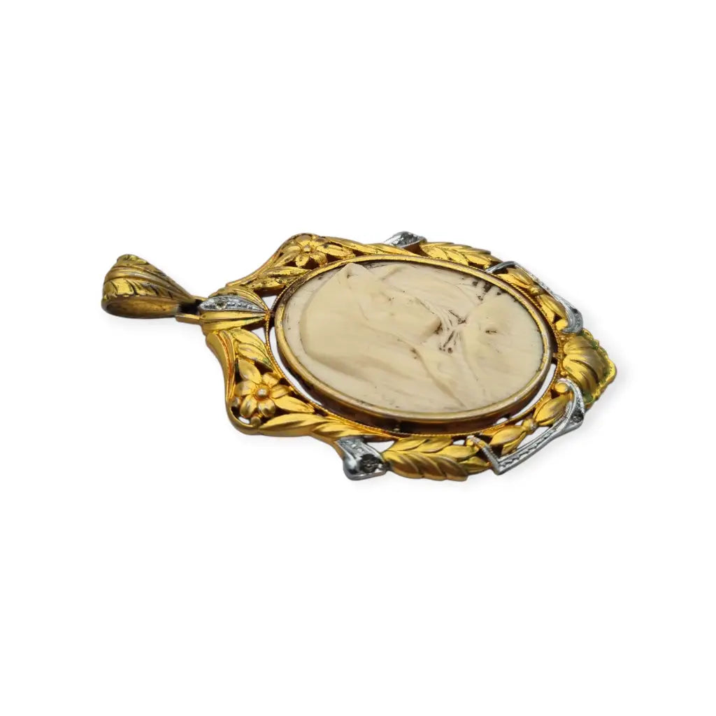 Colgante Art Nouveau de la Virgen década 1910 en celuloide y metal dorado