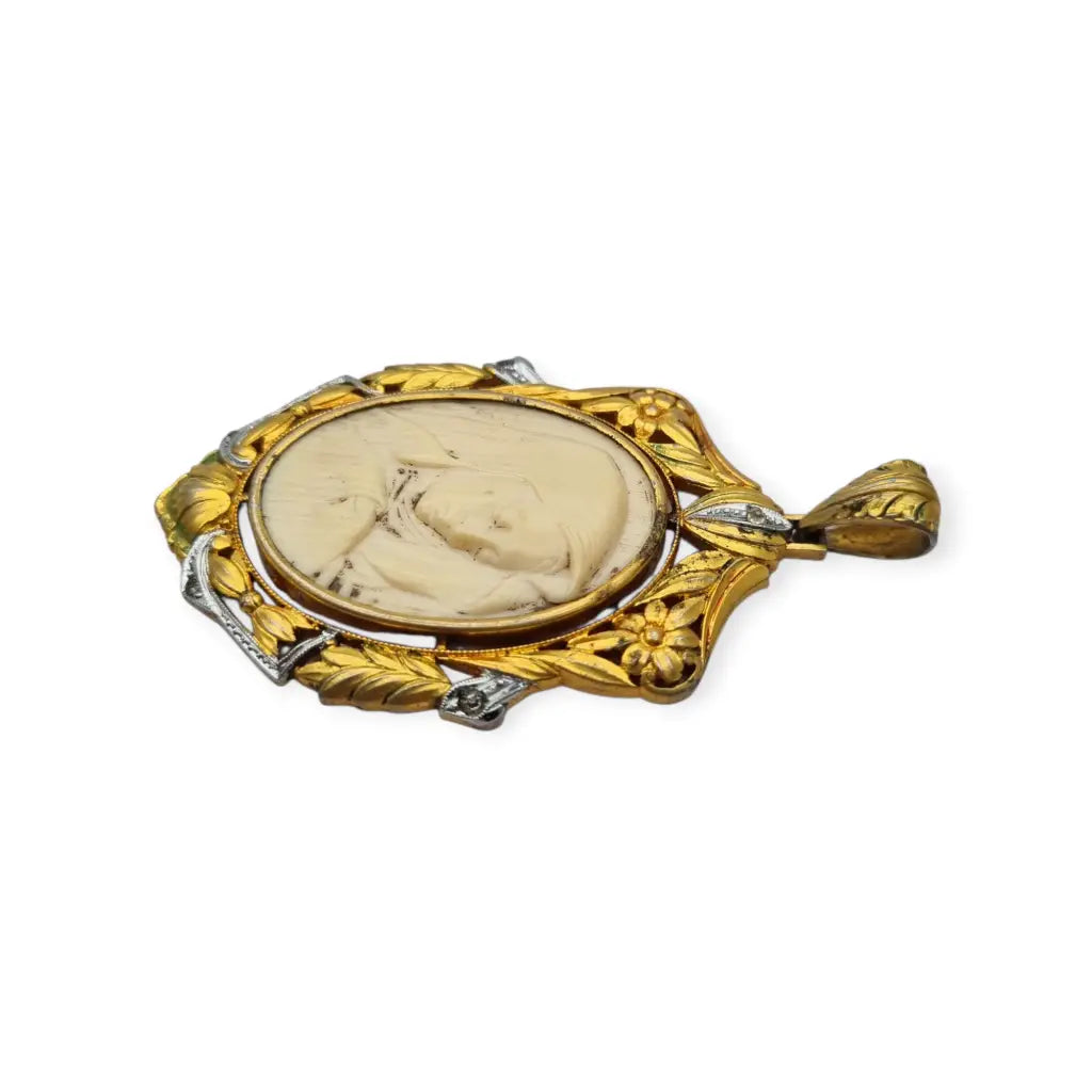 Colgante Art Nouveau de la Virgen década 1910 en celuloide y metal dorado