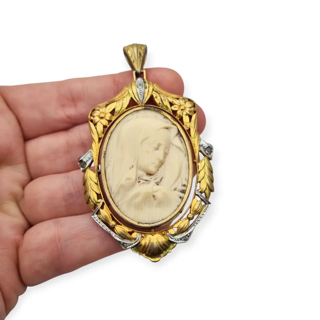 Colgante Art Nouveau de la Virgen década 1910 en celuloide y metal dorado