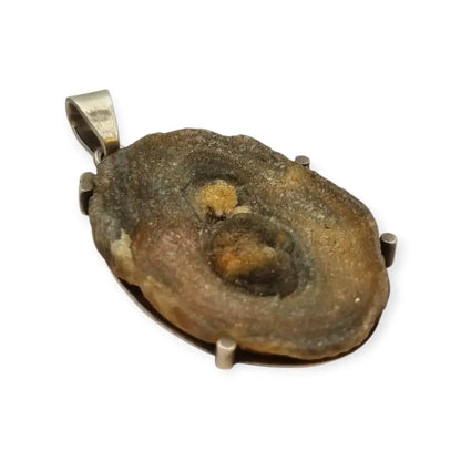 Colgante boho vintage en plata con drusa natural ovalada,| Circa 1970.