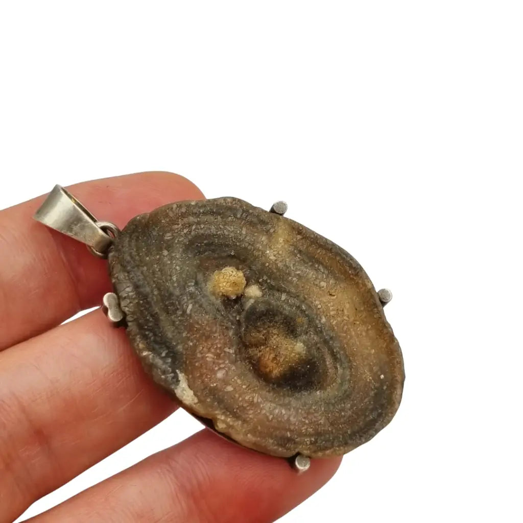 Colgante boho vintage en plata con drusa natural ovalada,| Circa 1970.