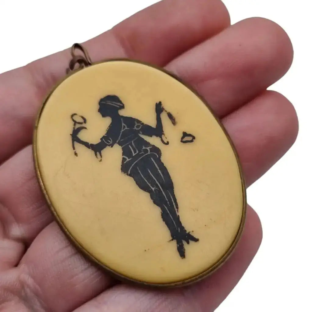 Colgante de celuloide art decó escena mujer años 20. LaBizarreSusu