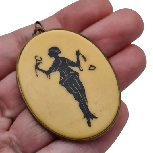 Colgante de celuloide art decó escena mujer años 20. LaBizarreSusu