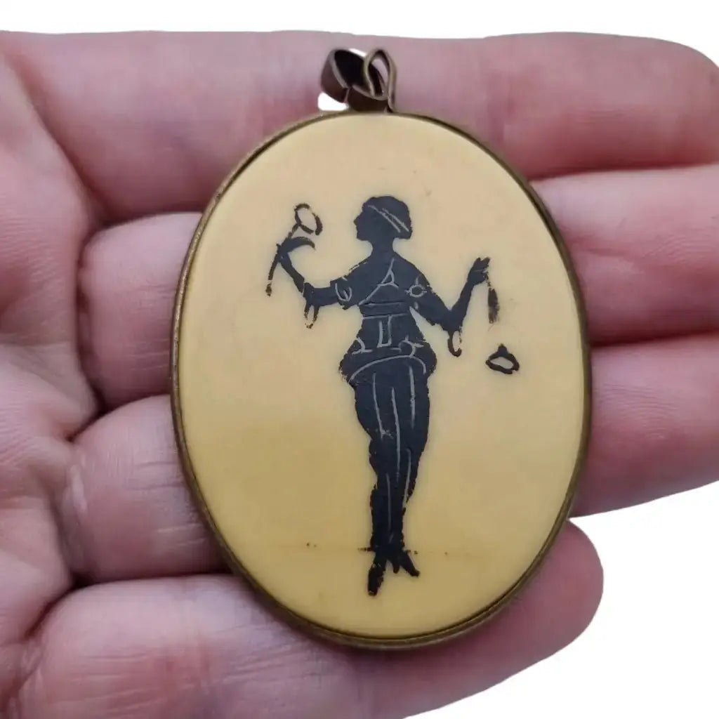 Colgante de celuloide art decó escena mujer años 20. LaBizarreSusu