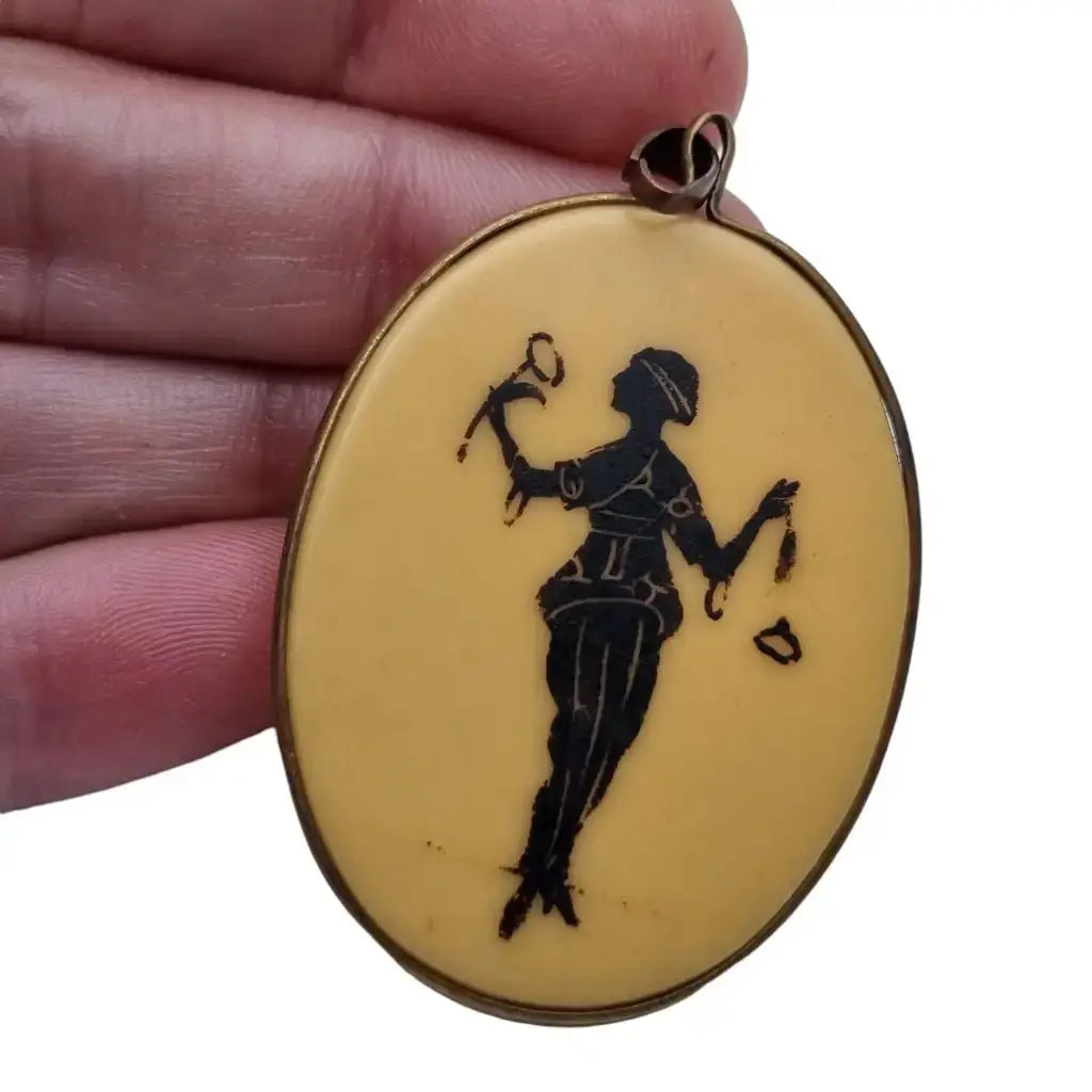 Colgante de celuloide art decó escena mujer años 20. LaBizarreSusu