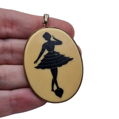 Colgante celuloide art deco escena años 20 de mujer bailarina pintada negro