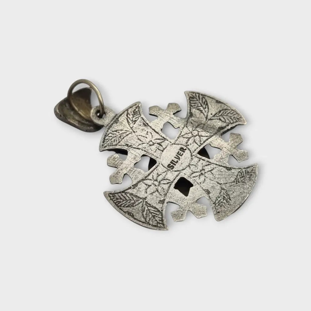 Colgante cruz maltesa de metal plateado con piedra azul decoración