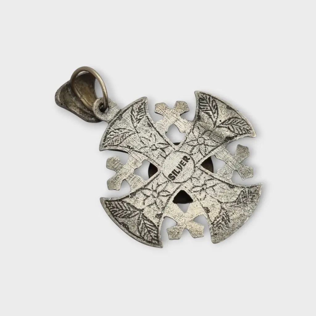 Colgante cruz maltesa de metal plateado con piedra azul decoración