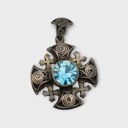Colgante cruz maltesa de metal plateado con piedra azul decoración