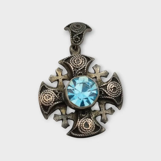 Colgante cruz maltesa de metal plateado con piedra azul decoración