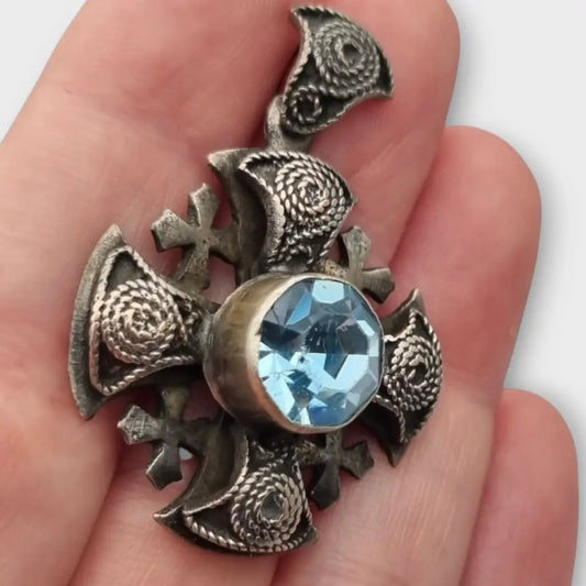 Colgante cruz maltesa de metal plateado con piedra azul decoración