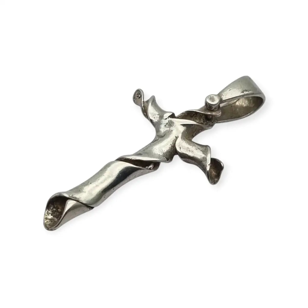 Colgante cruz vintage en plata diseño retorcido pieza singular de colección