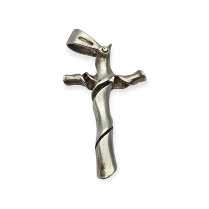 Colgante cruz vintage en plata diseño retorcido pieza singular de colección