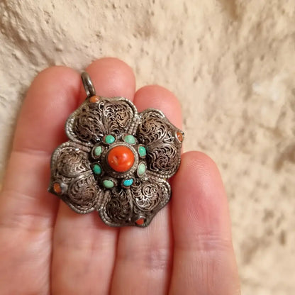 Colgante de coral. Filigrana plata colgante coral turquesa. Circa 1970.