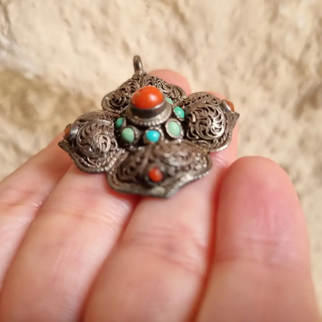 Colgante de coral. Filigrana plata colgante coral turquesa. Circa 1970.