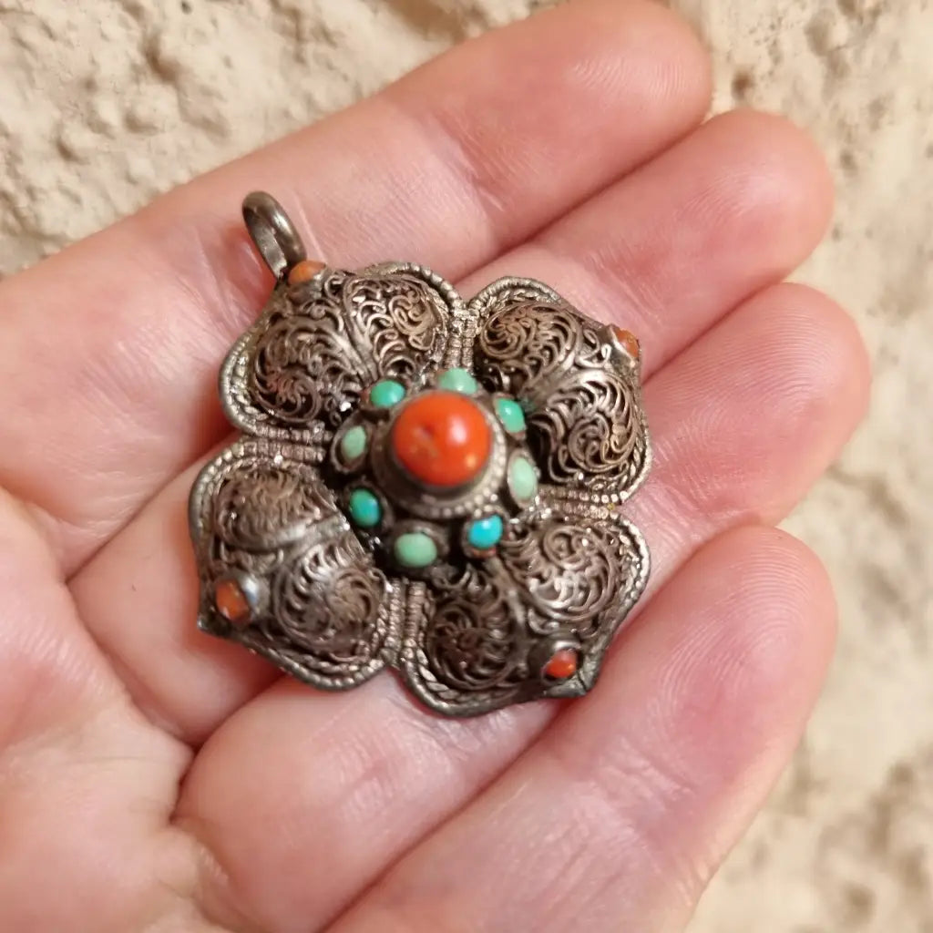 Colgante de coral. Filigrana plata colgante coral turquesa. Circa 1970.