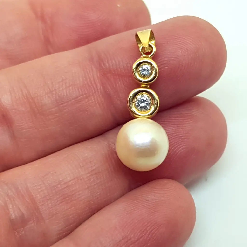 Colgante de oro con diamantes y perlas amarillo 18k joyas brillantes