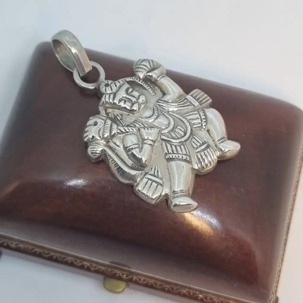 Colgante de diosa hindú colgante plata años 70. Pin. Joyería vintage.