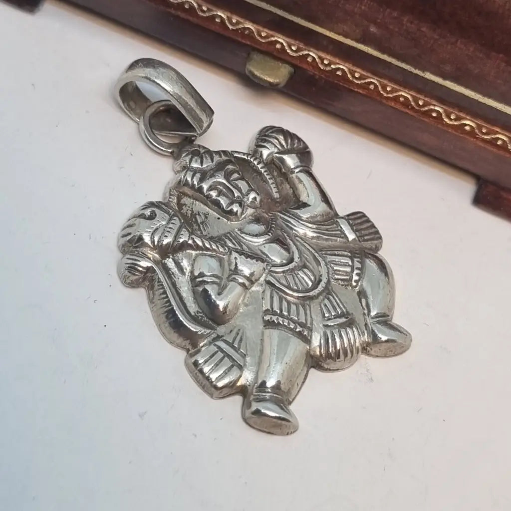 Colgante de diosa hindú colgante plata años 70. Pin. Joyería vintage.