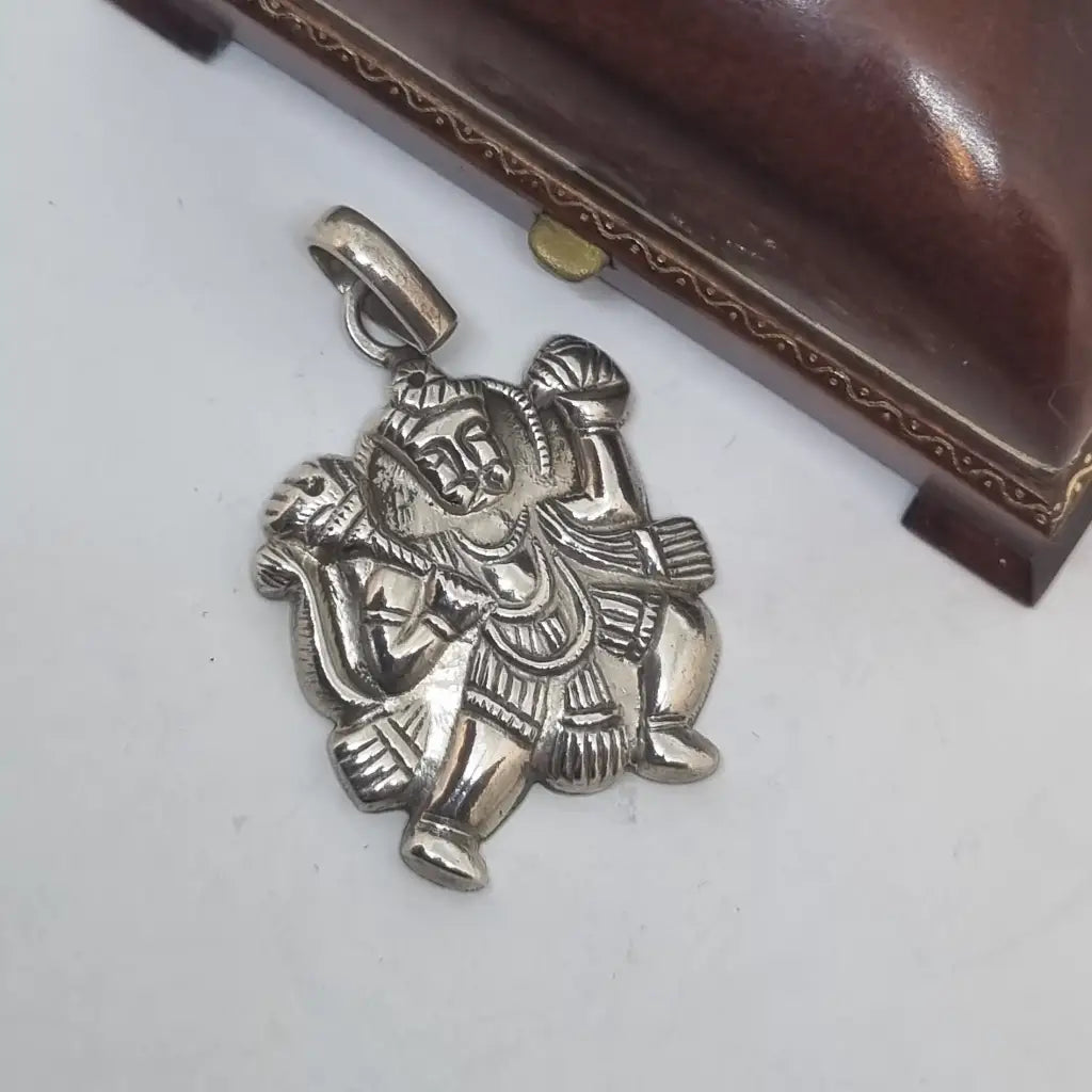 Colgante de diosa hindú colgante plata años 70. Pin. Joyería vintage.